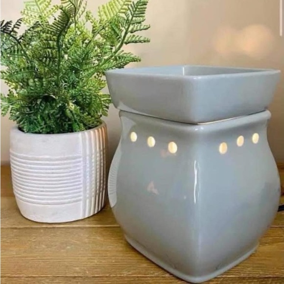 Scentsy Warmer- Used - Picture 1 of 2